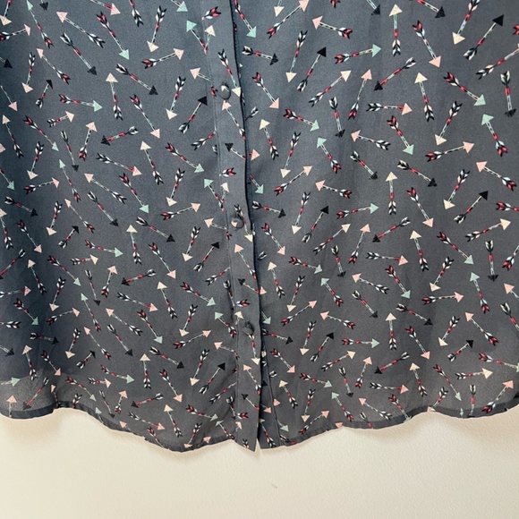 Torrid Abbey Arrow Georgette Button Back Blouse Top Gray Semi Sheer Women's Sz 2 - Picture 11 of 13